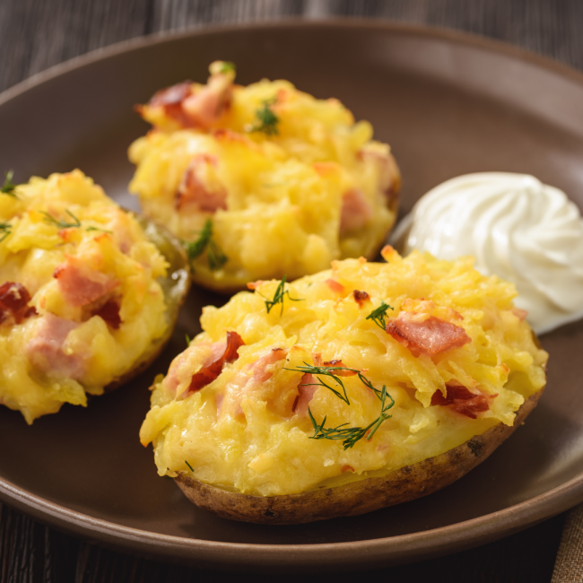 Patate al forno con ripieno di formaggio e cubetti di prosciutto